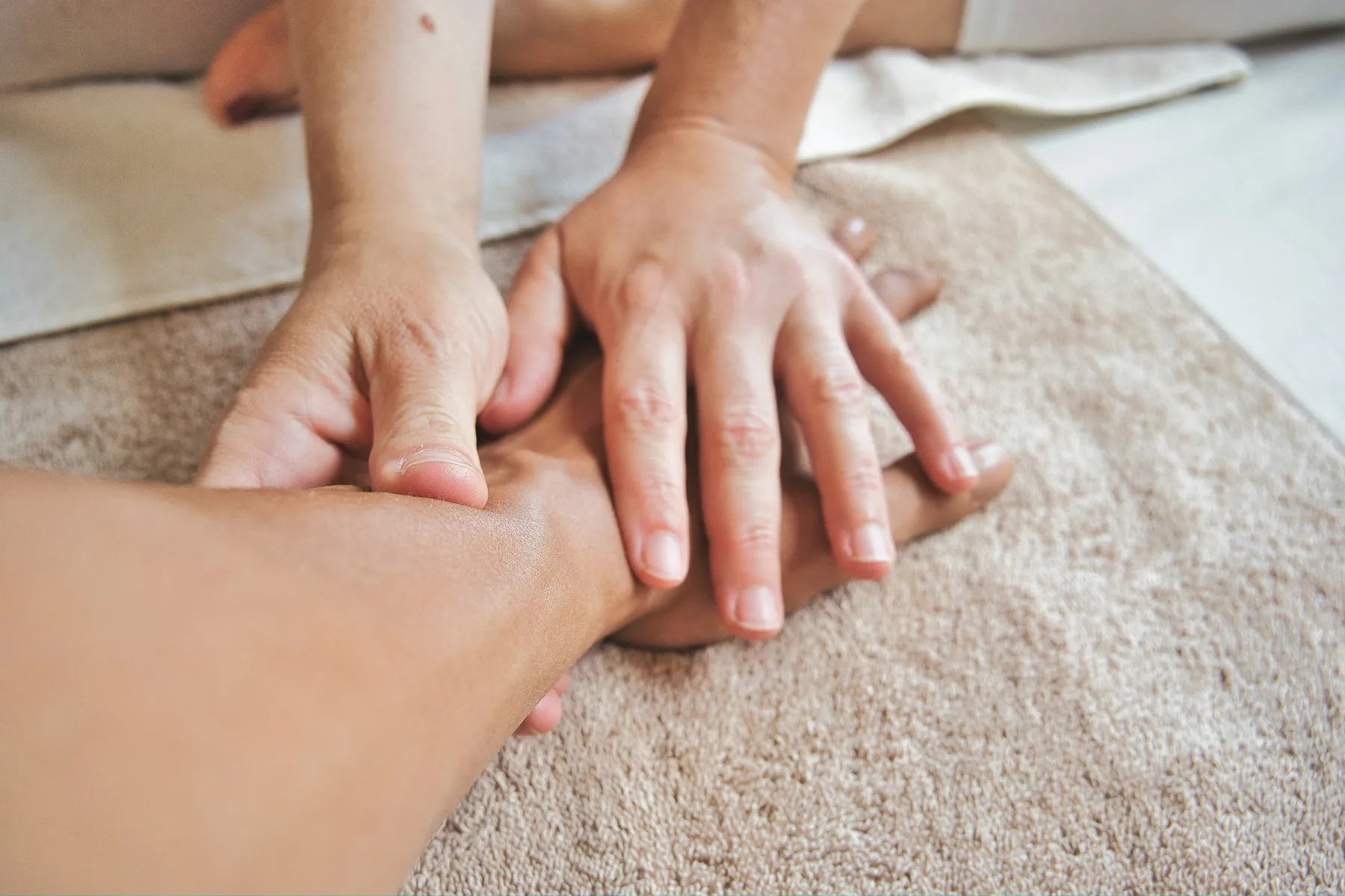 Massagem relaxante nas mãos sobre toalha macia