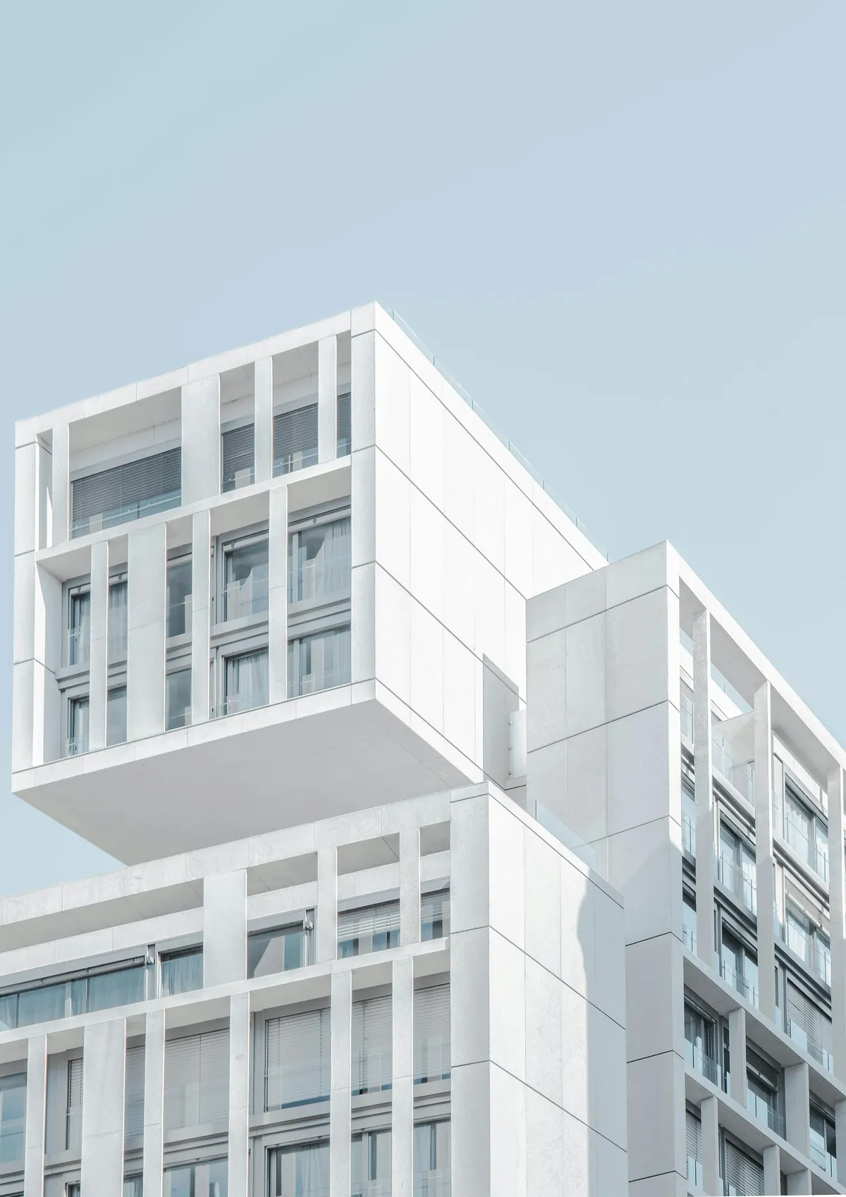 Edifício moderno branco concluído visto de baixo