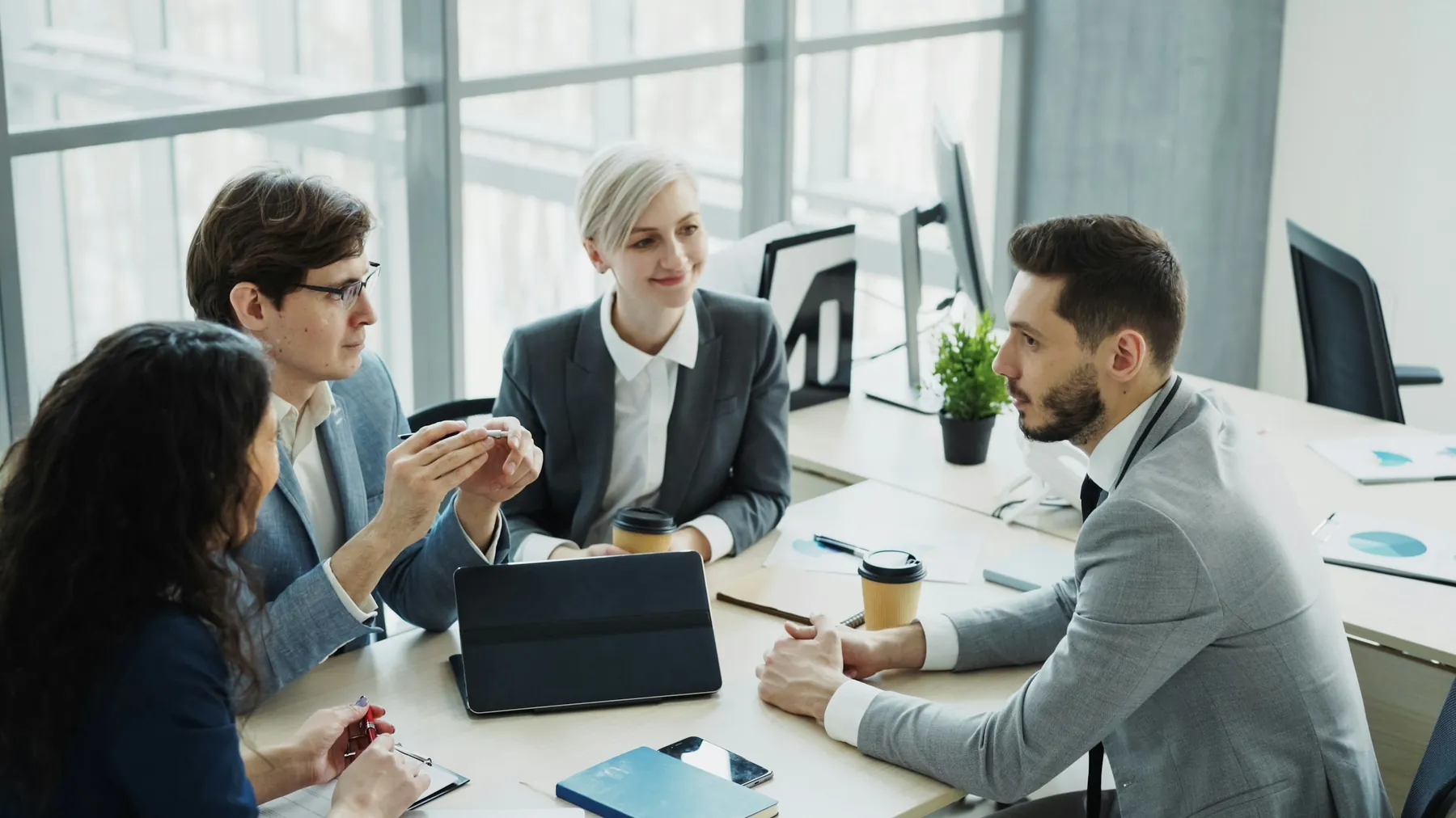 Reunião da equipe técnica em escritório moderno
